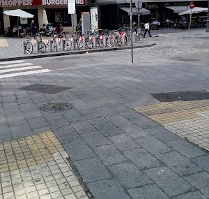 Pavimento en amarillo señalando la ubicación de la Puerta de Triana